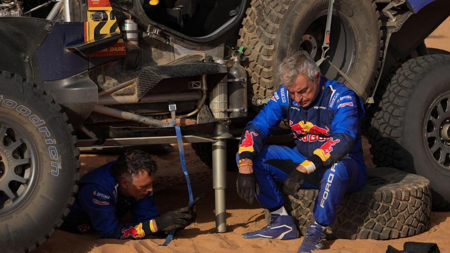 Carlos Sainz, reparando su coche en el Dakar