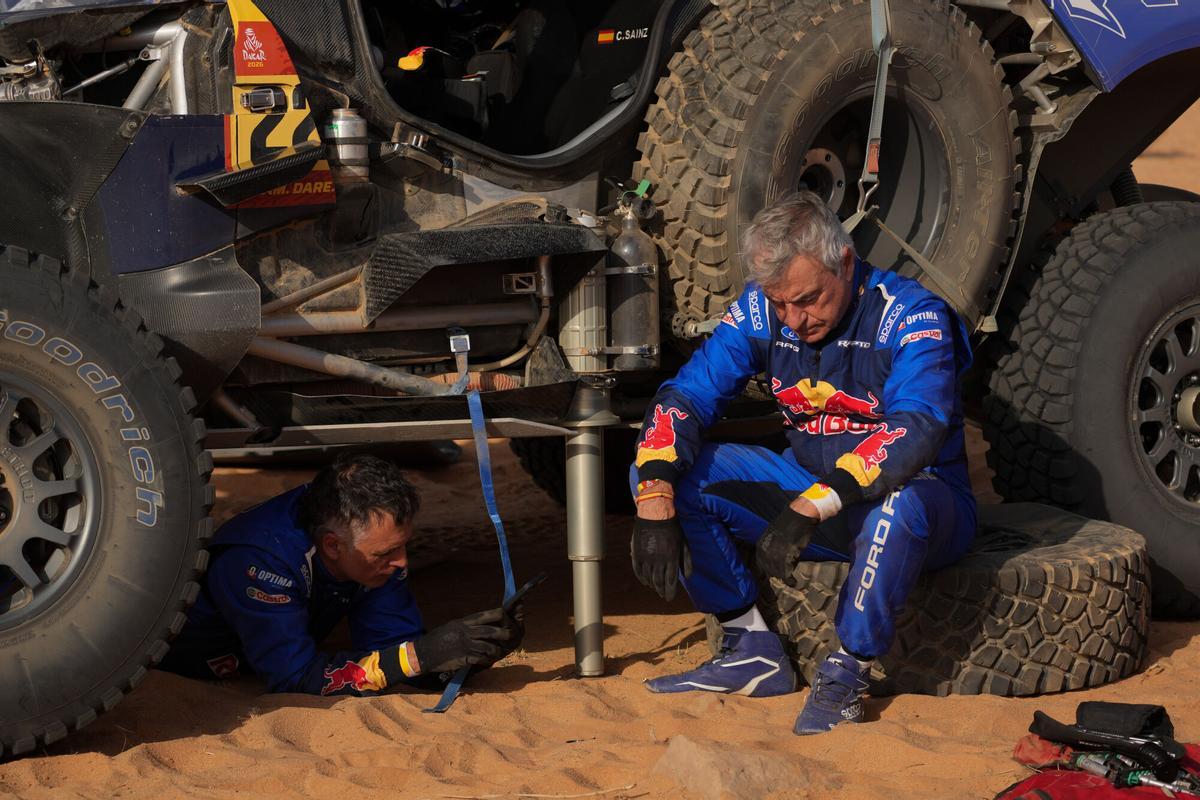 Carlos Sainz, reparando su coche en el Dakar