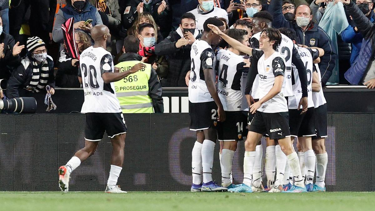 Los jugadores del Valencia celebran el segundo gol de su equipo marcado al Cádiz.