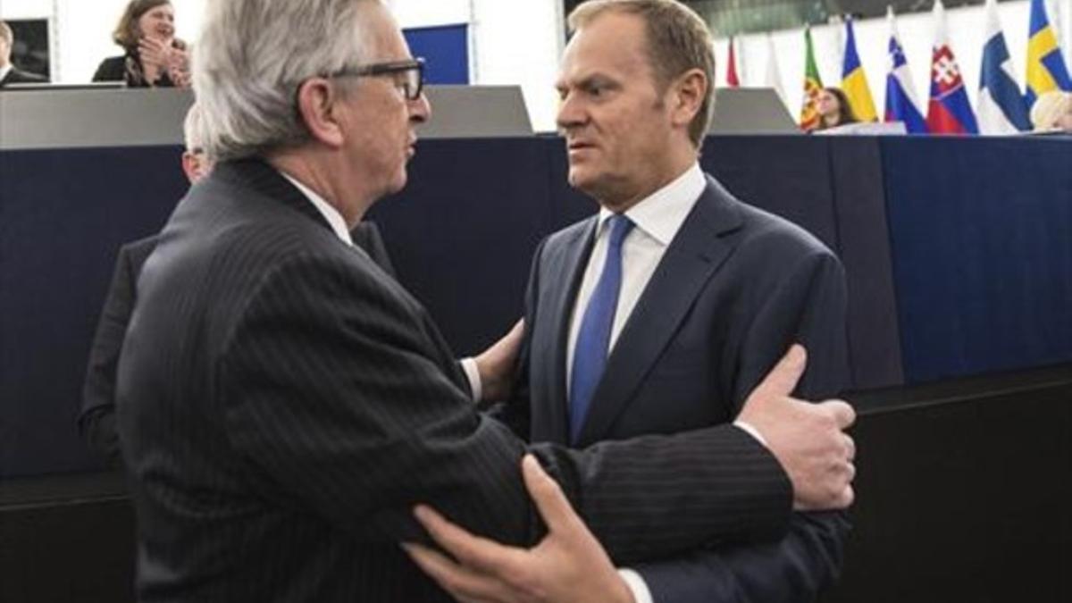 Juncker (izquierda) saluda a Tusk antes de la sesión plenaria de la Eurocámara en Estrasburgo, el 29 de abril.