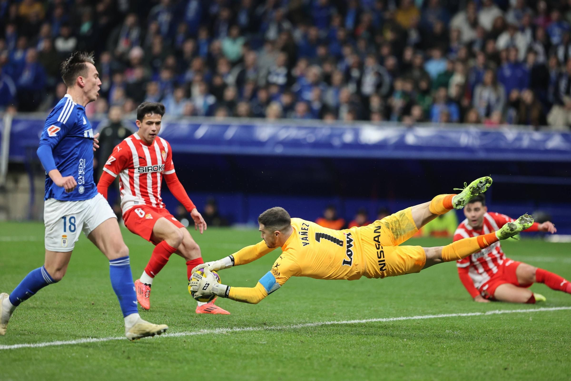 Así fue el derbi asturiano: todas las fotos del encuentro entre el Oviedo y el Sporting en el Tartiere