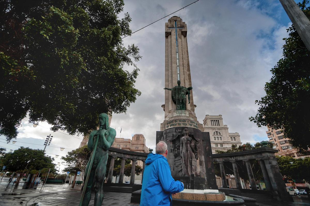 Monumento a los Caídos, situado en la plaza de España.