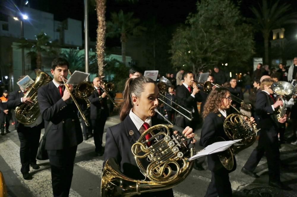 Miles de personas contemplaron el paso de las imágenes de las seis cofradías que participan en Lunes Santo