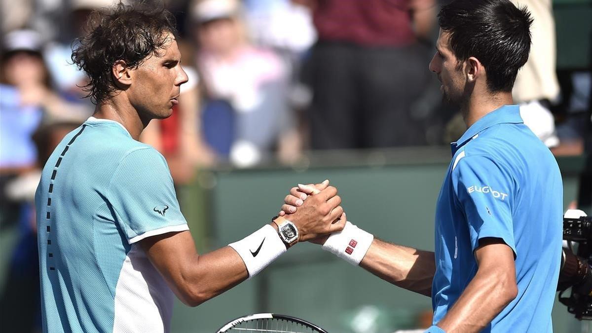 Rafa Nadal y Novak Djokovic se saludan tras un partido jugado en Indian Wells (California).