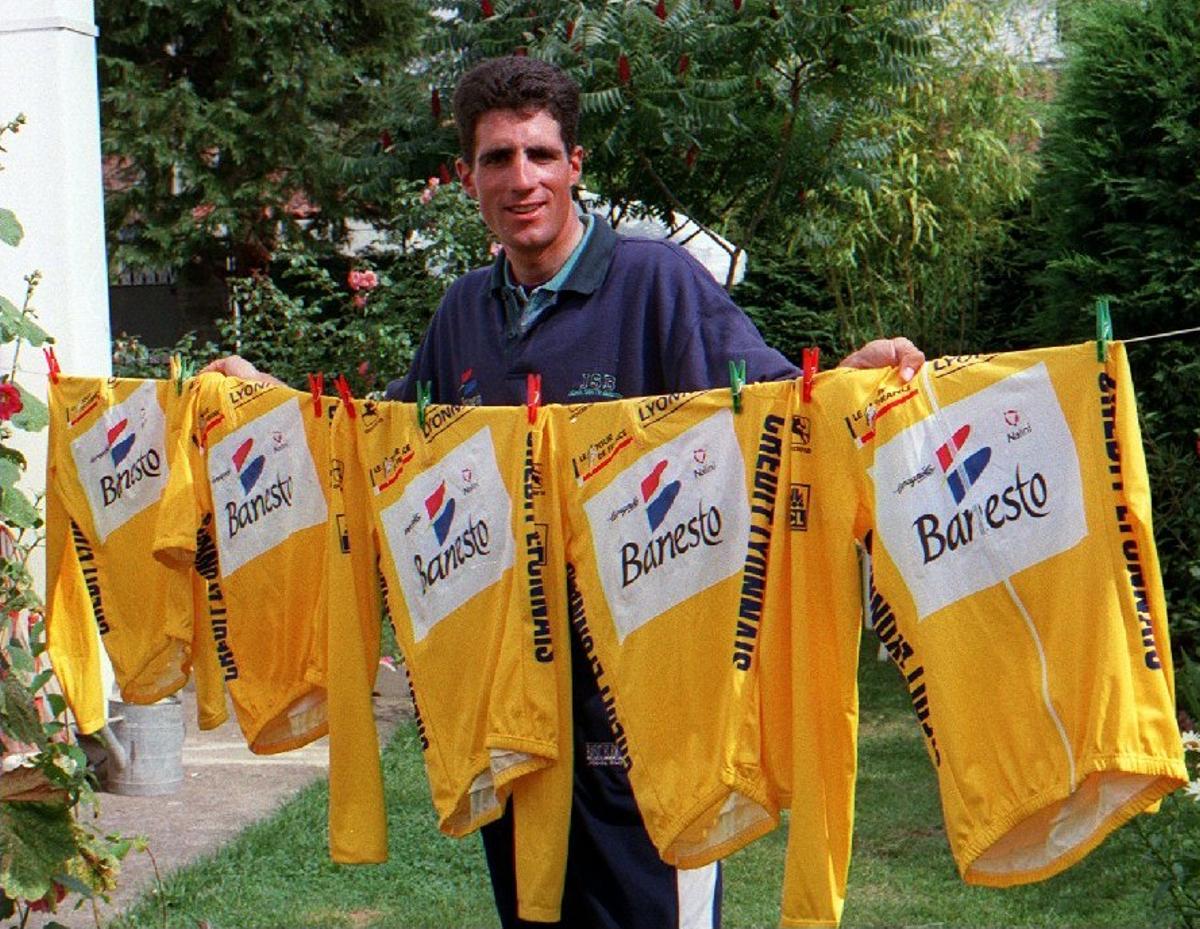 Miguel Induráin posa con los maillots amarillos de sus cinco victorias en el Tour de Francia