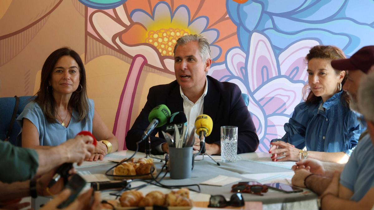 La rueda de prensa del PP de Pontevedra, con Rafa Domínguez, Pepa Pardo y Silvia Junco.