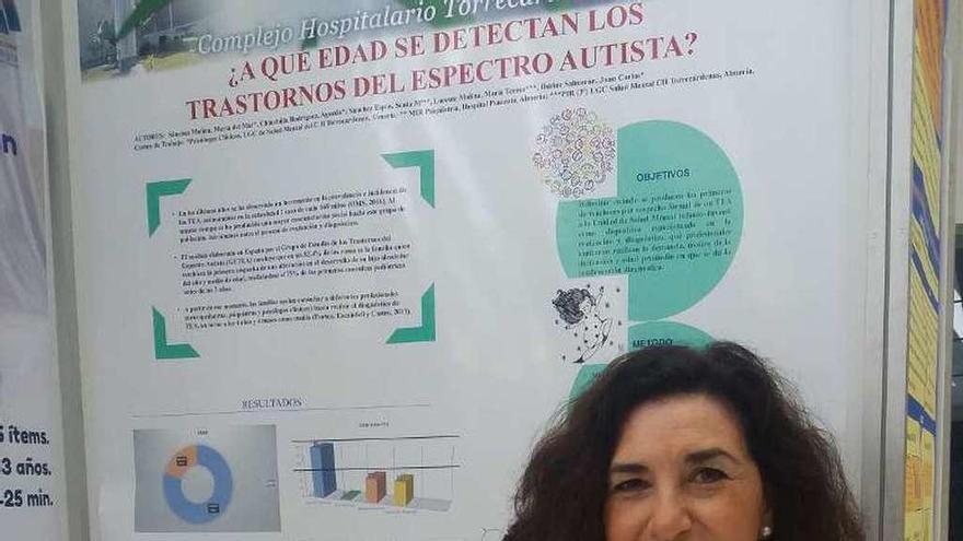 María del Mar Sánchez junto al póster del autismo.