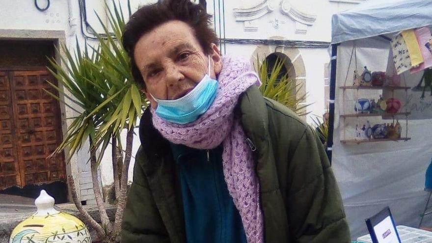 María Vázquez posa en un mercadillo verato.