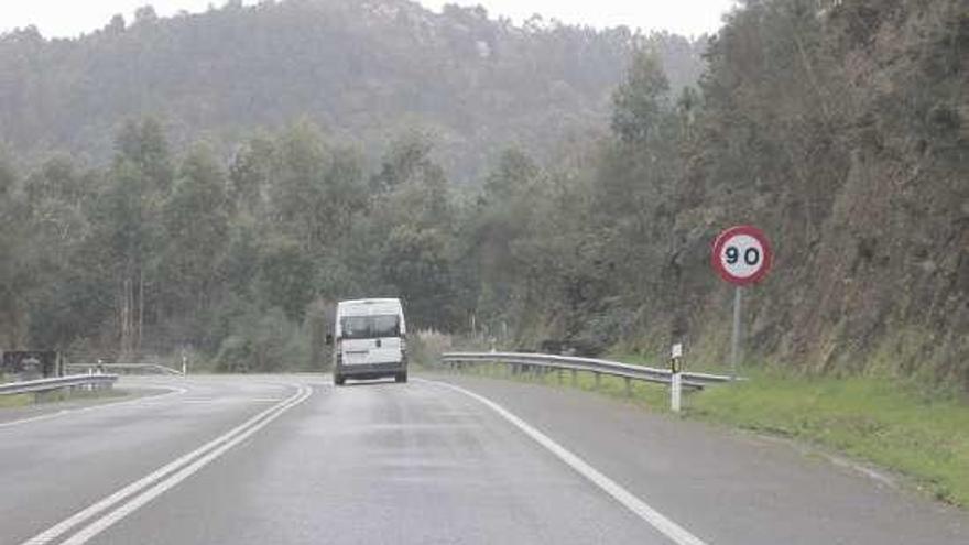 Señal de velocidad a 90 km/h en el corredor. // Santos Álvarez