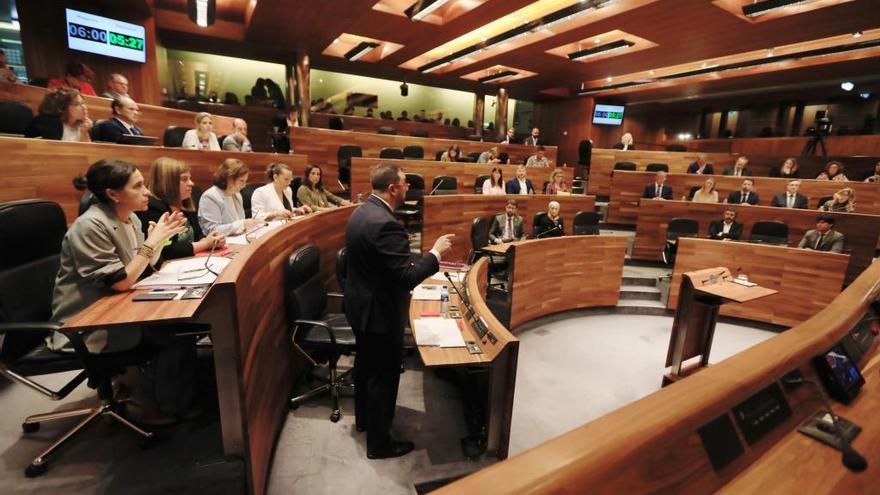 Los diputados discuten la subida de las asignaciones a partidos y de los sueldos