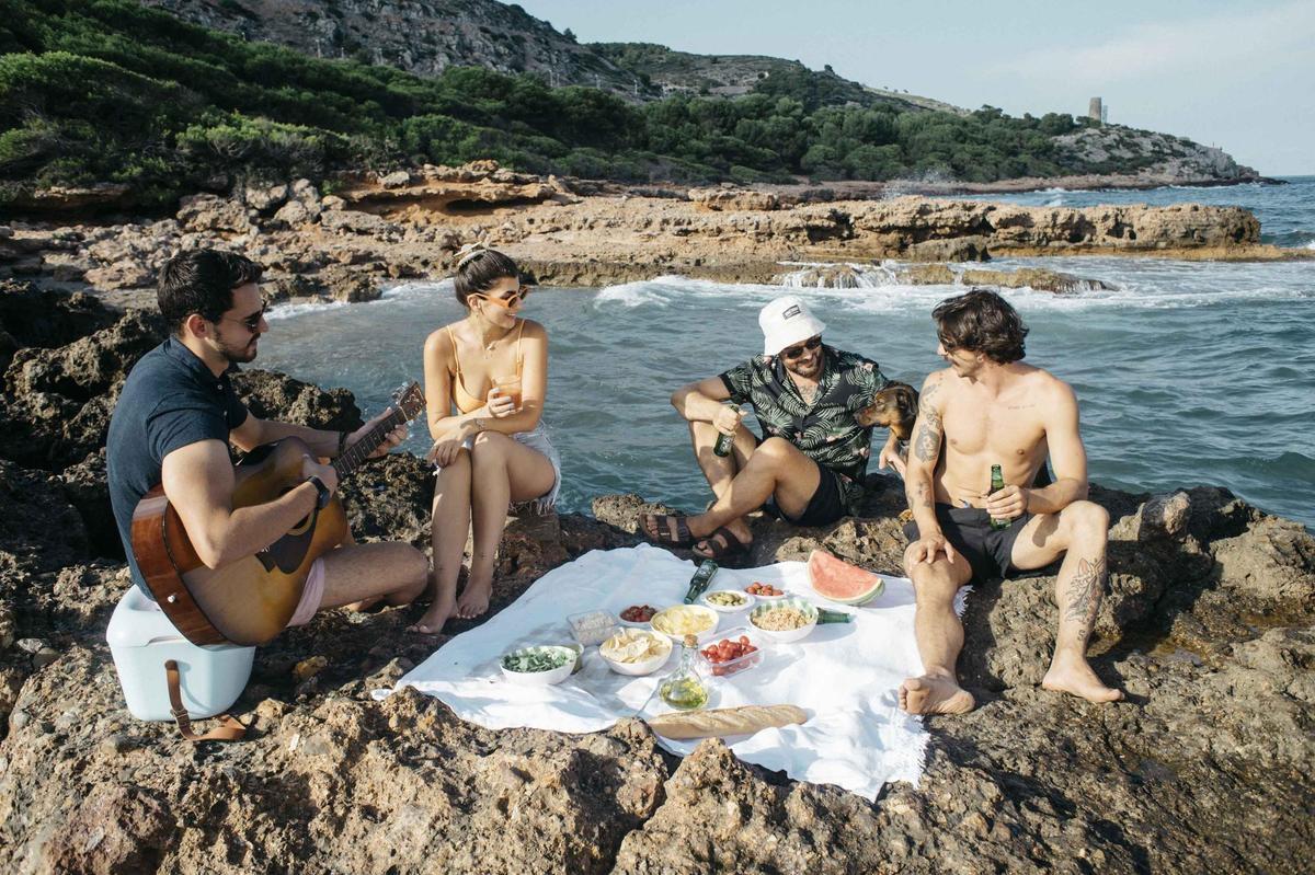 Un recorrido paradisíaco por 12 kilómetros de costa que albergan cuatro playas con bandera azul y tres espectaculares calas.