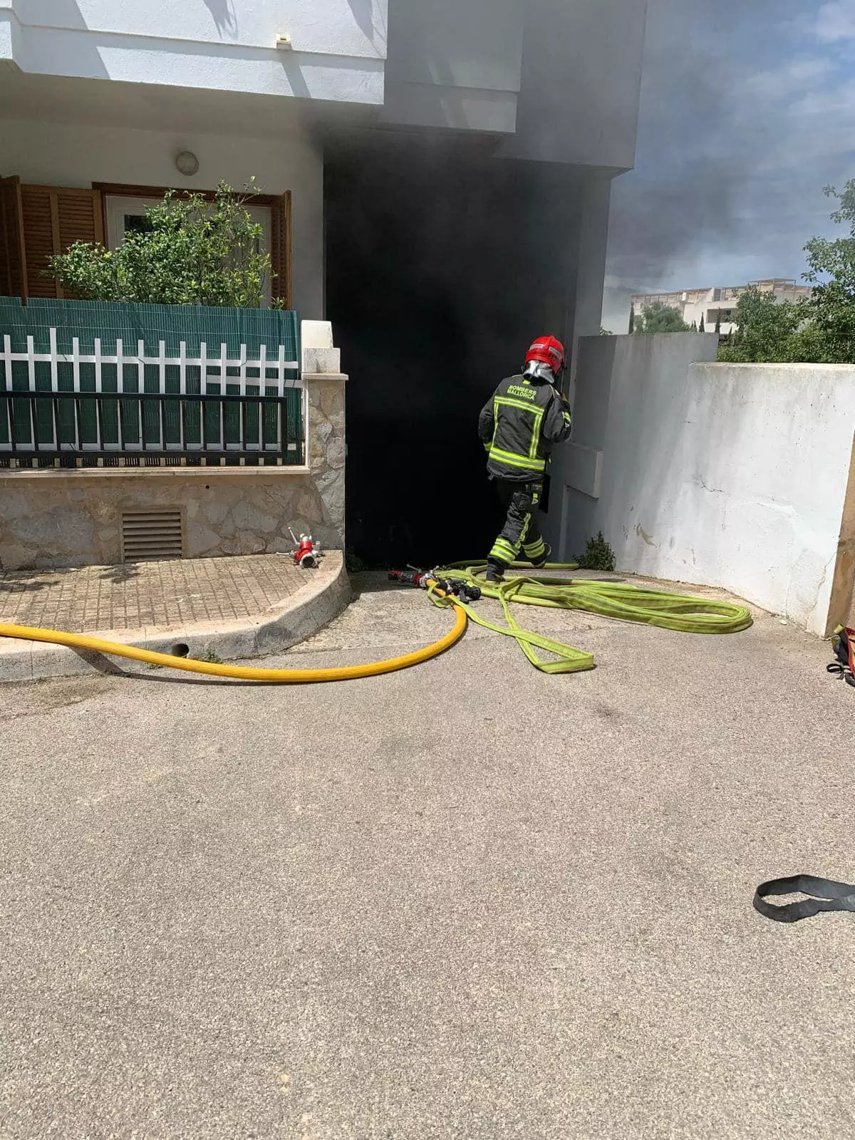 Desalojan un edificio de Alcúdia por el incendio de un coche en un aparcamiento