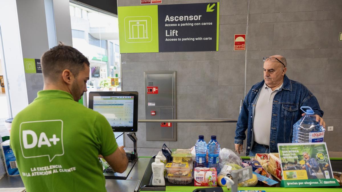 Un cliente pasa su compra por caja en uno de los establecimientos de HiperDino.