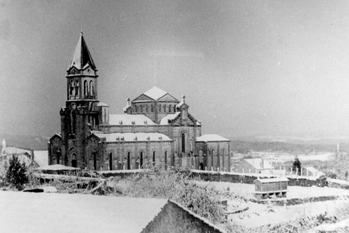 Imagen antigua y nevada de la iglesia de A Estrada, con la escultura en su lugar original.