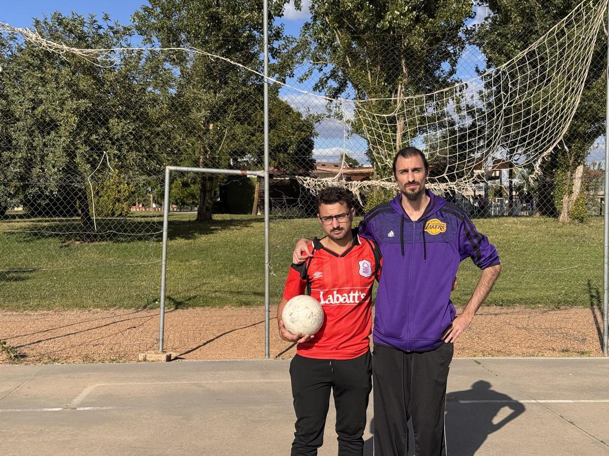 Daniel Villa y Jair González delante de una pista sin portería.