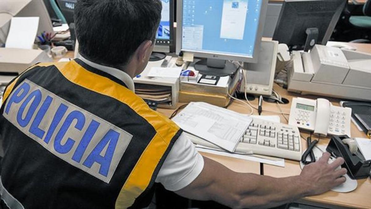 Uno de los agentes de la Policía Nacional especializados en la investigación de delitos tecnológicos.