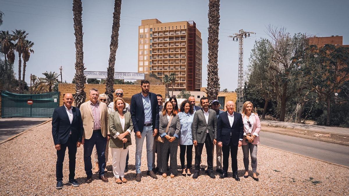 Miembros de Vox han visitado este viernes las inmediaciones del Hospital Naval de Cartagena.