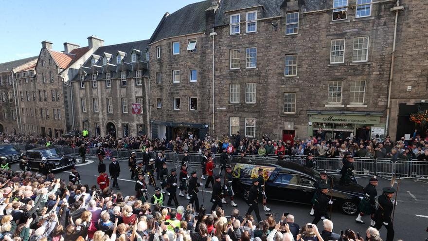 Una multitud s&#039;acomiada d&#039;Elisabet II a Edimburg