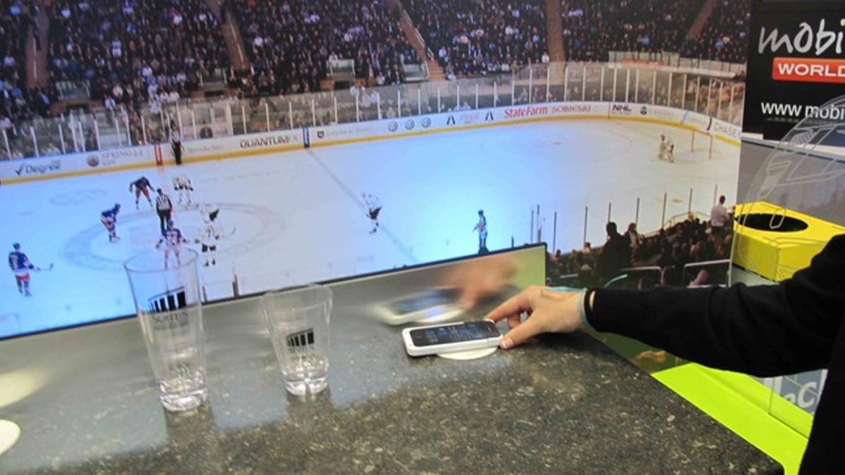 Una simulación del Power Mat en el Madison Square Garden de Nueva York, en el estand de Duracell del MWC.