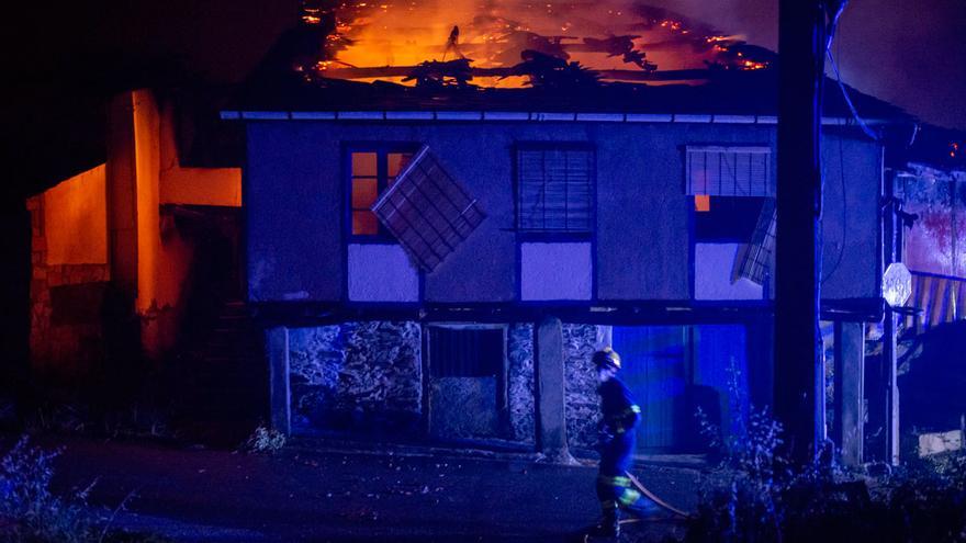 Más de 700 desalojados de sus casas por los incendios en Galicia