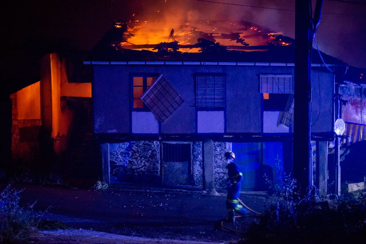 Incendio en O Barco de Valdeorras, donde han ardido 15 casas y unas 3.000 hectáreas