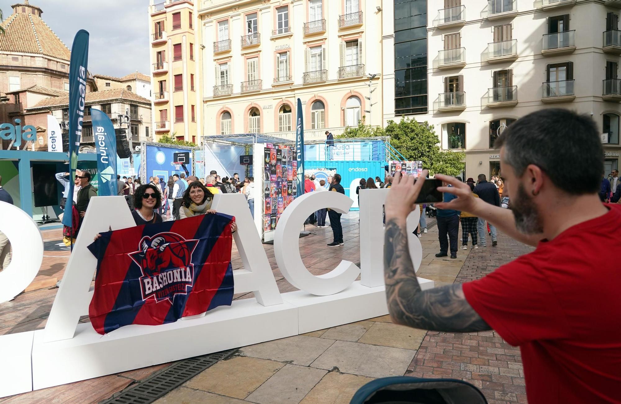 Las aficiones de la Copa calientan motores en el Centro de Málaga