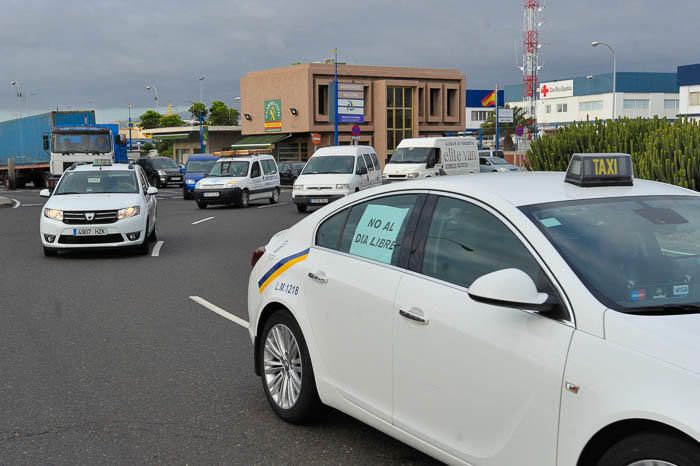 Protesta de taxistas contra el día libre