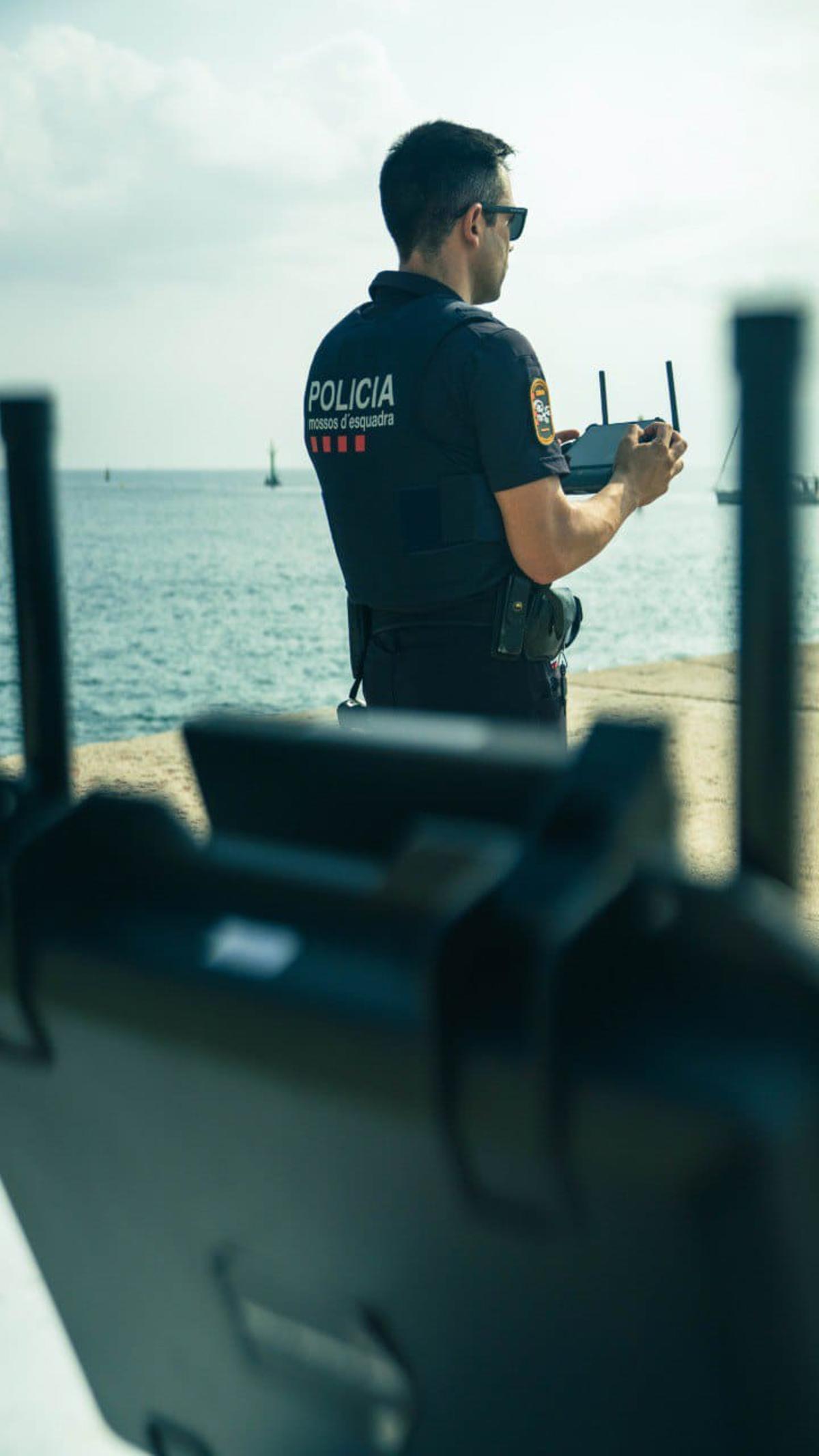 Un agent de la UDRON durant un servei.