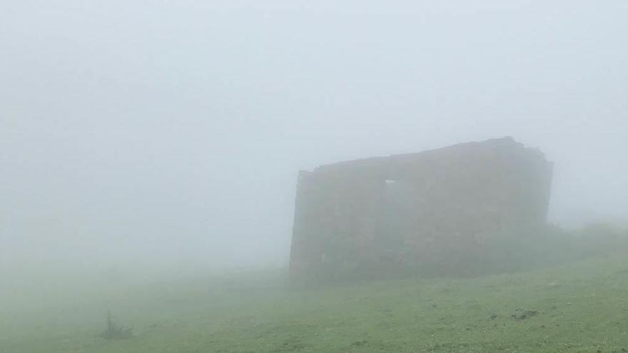 Rescatado un hombre de 49 años perdido en la niebla en el Pico Pienzu, en Colunga