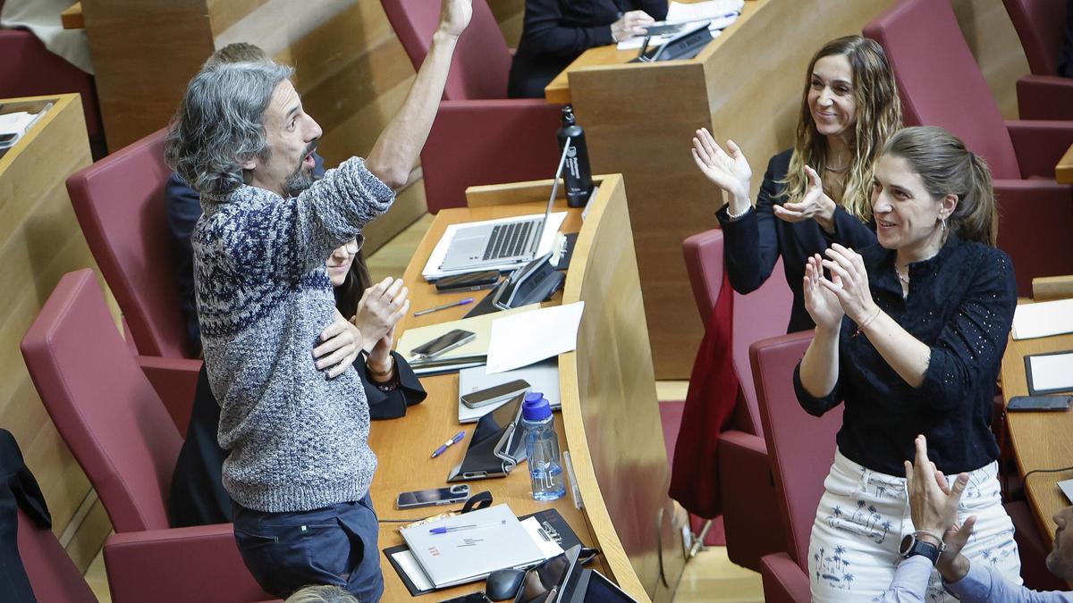 El diputado de Compromís, Juan Bordera, pide la palabra en un pleno de las Corts.