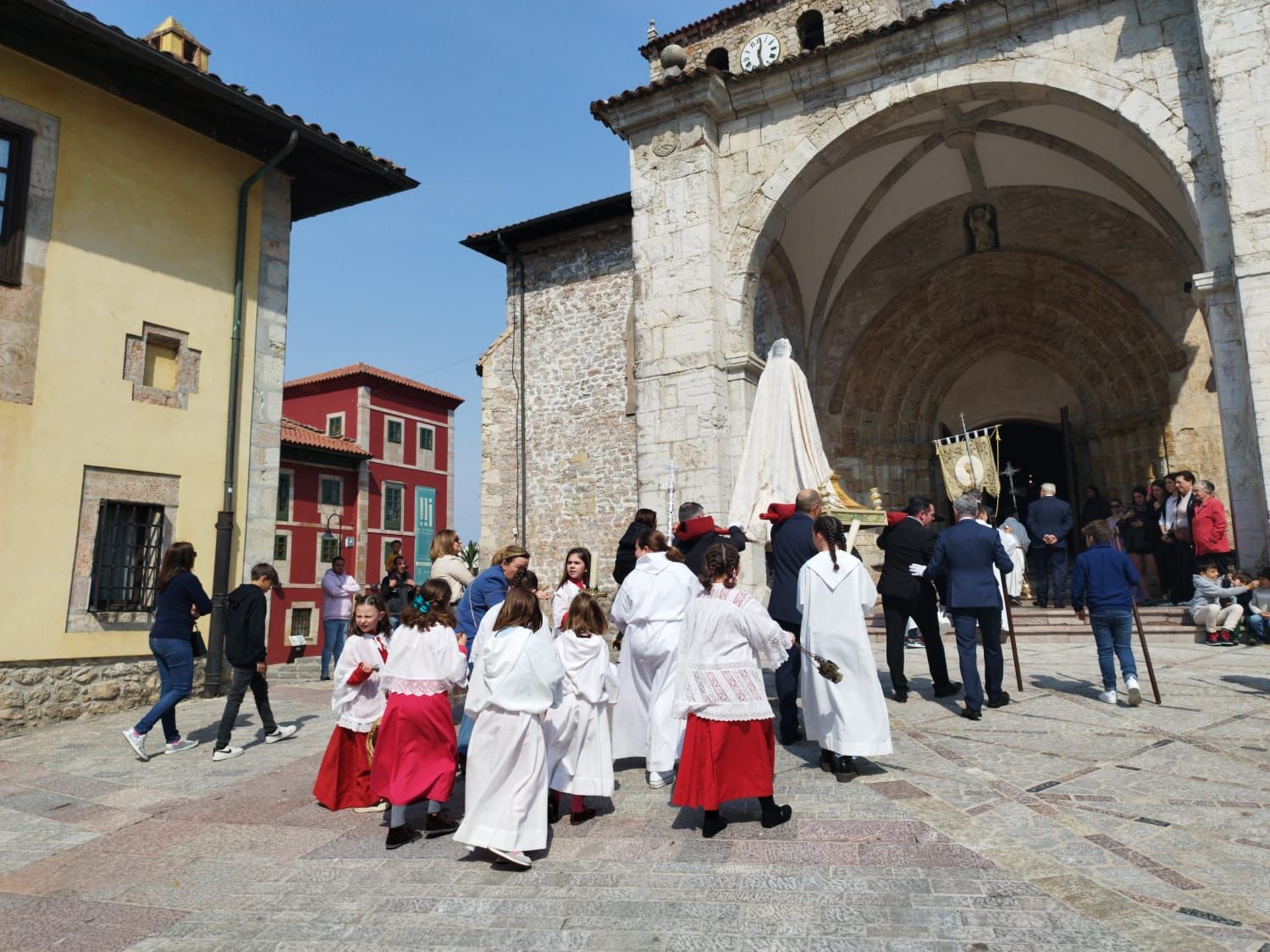 Emocionante procesión del Santo Encuentro en Llanes