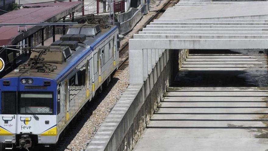 El tren circula junto a la zona en la que se ejecutaron las obras del soterramiento