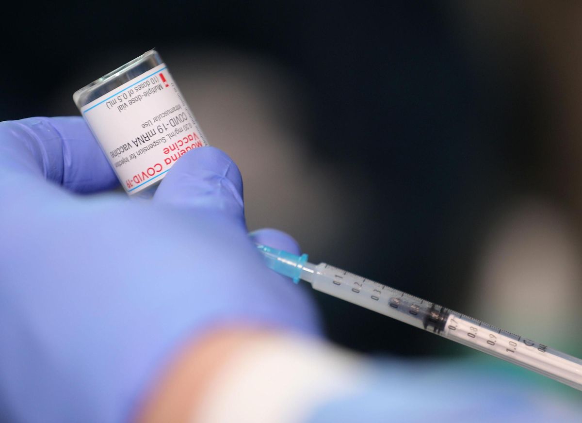 Una tercera dosi de Moderna redueix «substancialment» el risc d’infecció per òmicron Una tercera dosi de Moderna redueix «substancialment» el risc d’infecció per òmicron
