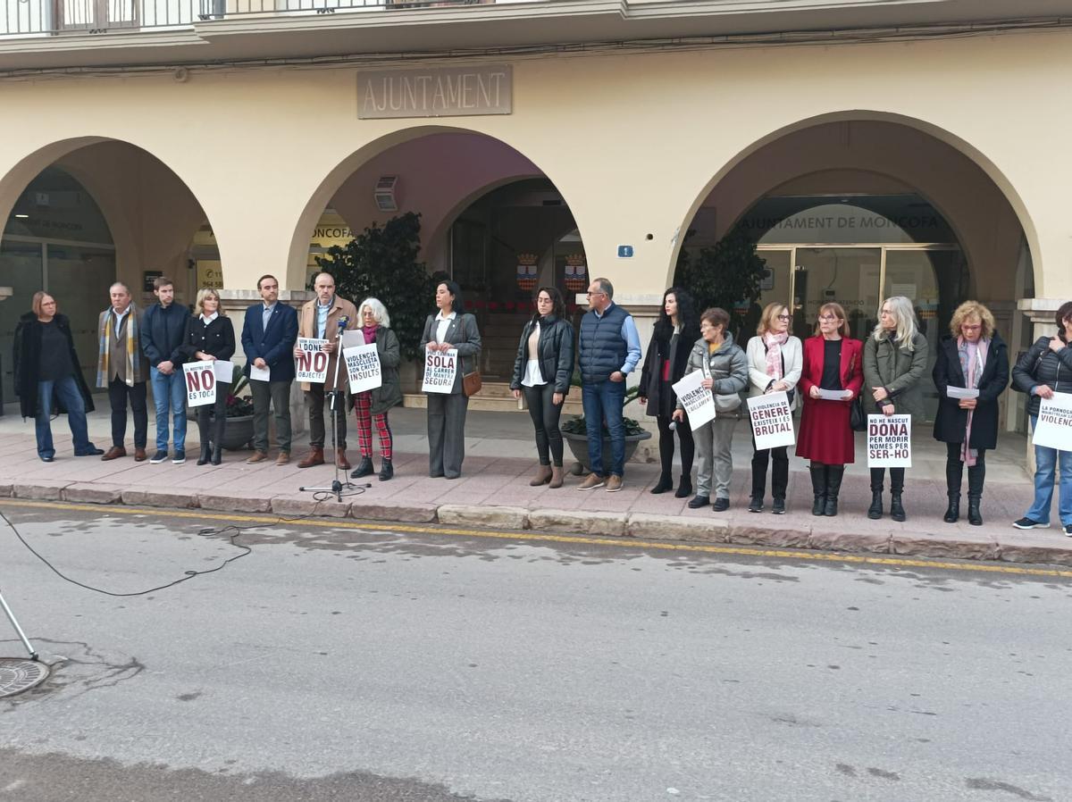 En Moncofa se ha leído un manifiesto a las puertas del Ayuntamiento con participación de la sociedad civil.