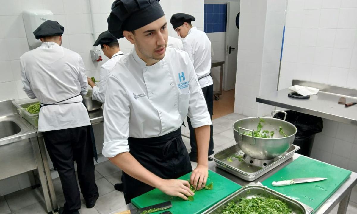 Alumnado de Hecansa en la cocina formativa.