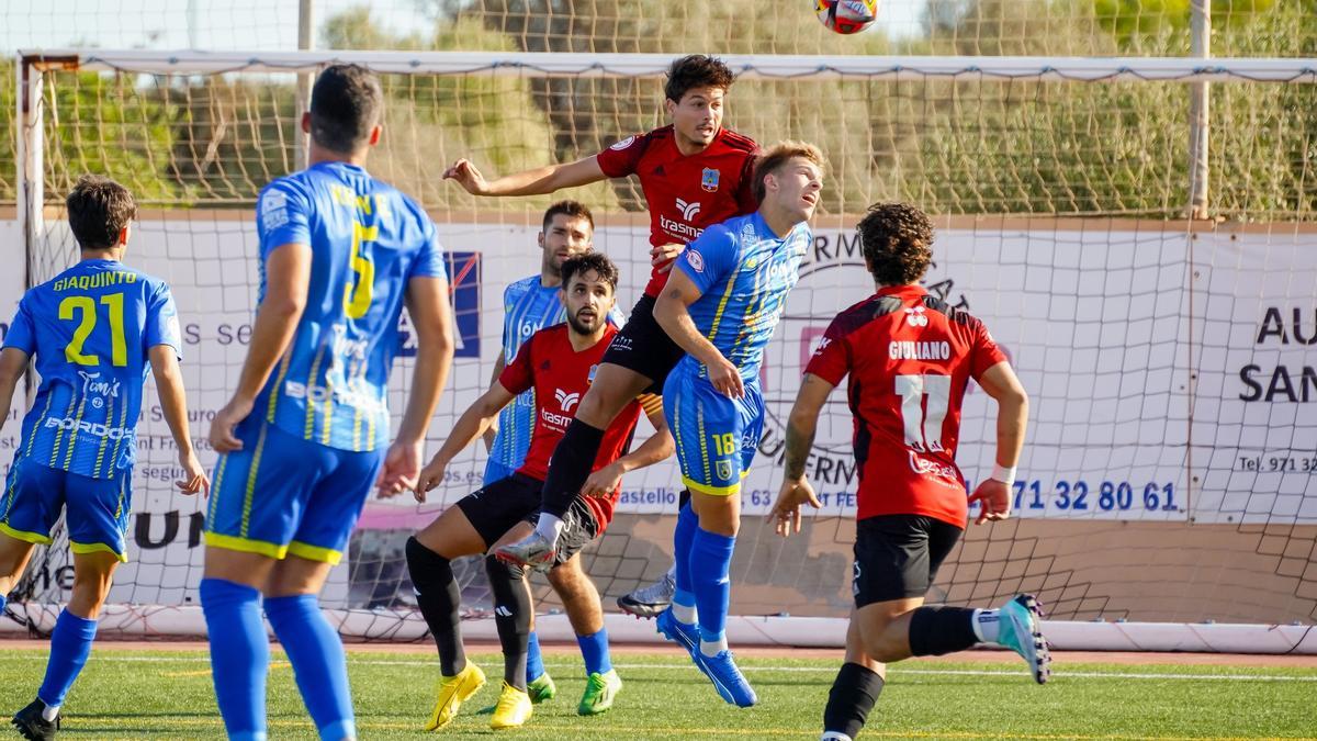 Un lance de juego aéreo en el debi balear de esta jornada entre el Formentera y el Andratx.