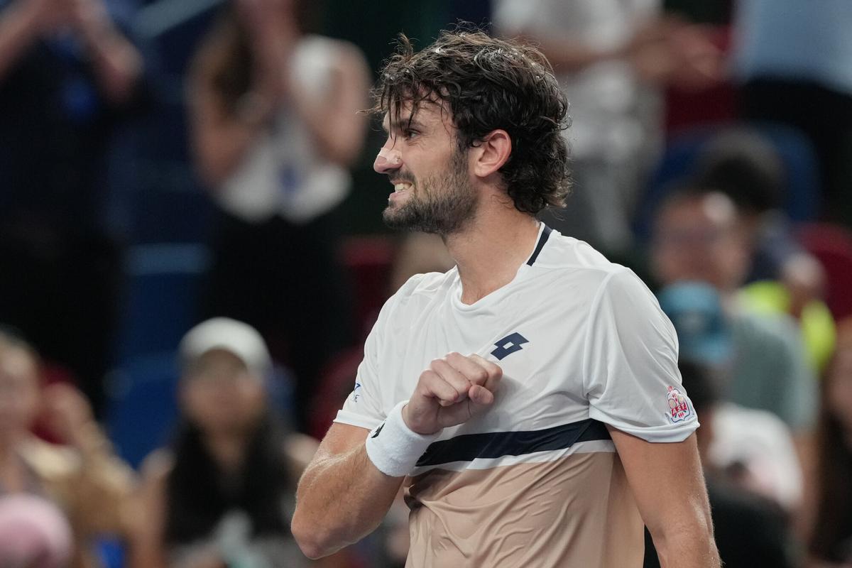 Valentin Vacherot of Monaco celebrates after defeating Holger Rune of Denmark in their men's singles quarterfinals match of the Shanghai Masters tennis tournament at Qizhong Forest Sports City Tennis Center, in Shanghai, China, Thursday, Oct. 9, 2025. (AP Photo/Andy Wong) Associated Press/LaPresse