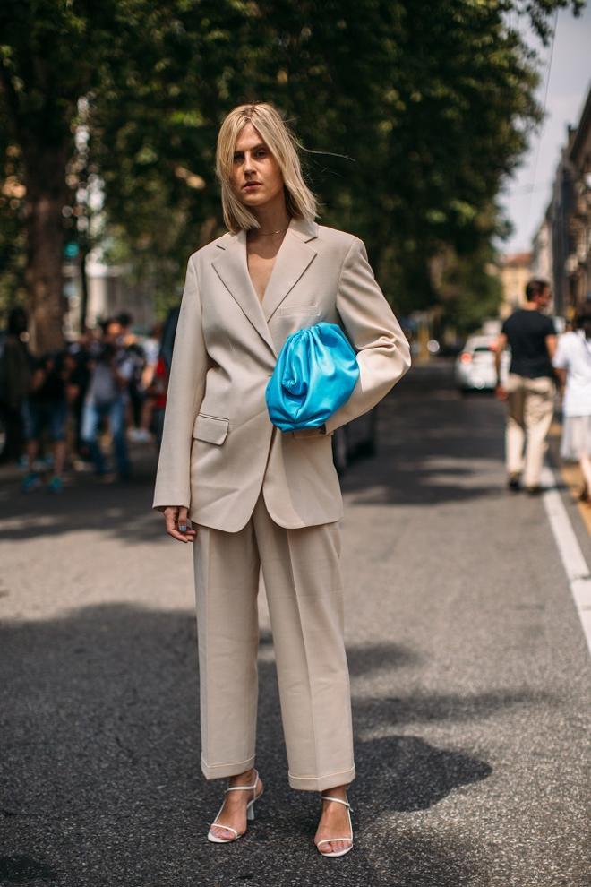 Traje masculino, sandalias de tacón y bolso de Bottega Veneta, el look visto en el 'street style' de la Semana de la Moda Masculina de Milán