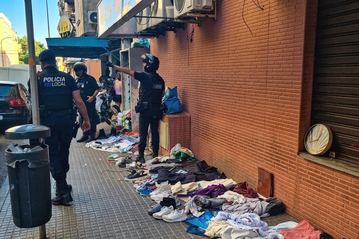 Los productos expuestos ocupabandificultaban el tránsito peatonal.