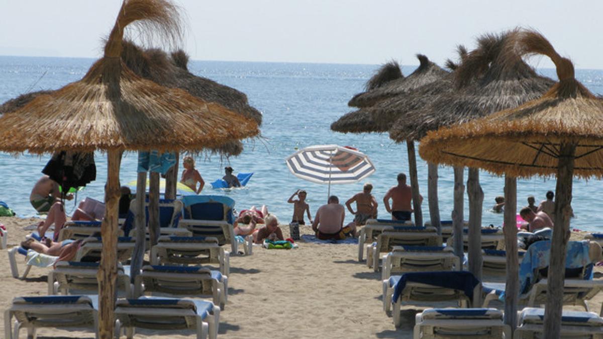 Fotografía de archivo. Ambiente en la playa de Palma.