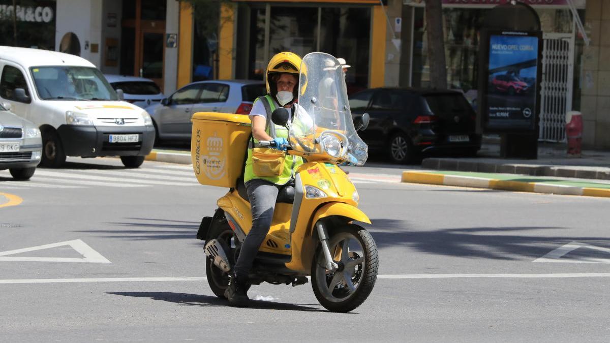 Un repartidor de Correos, durante su jornada.