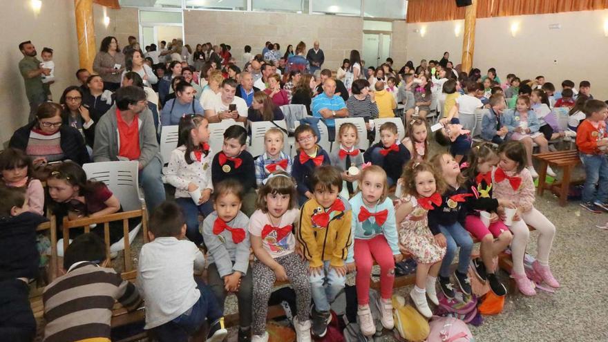 Público asistente al estreno del Festival de Cine del CEIP Feliciano Barrera de Ponteareas.   | // D.P.