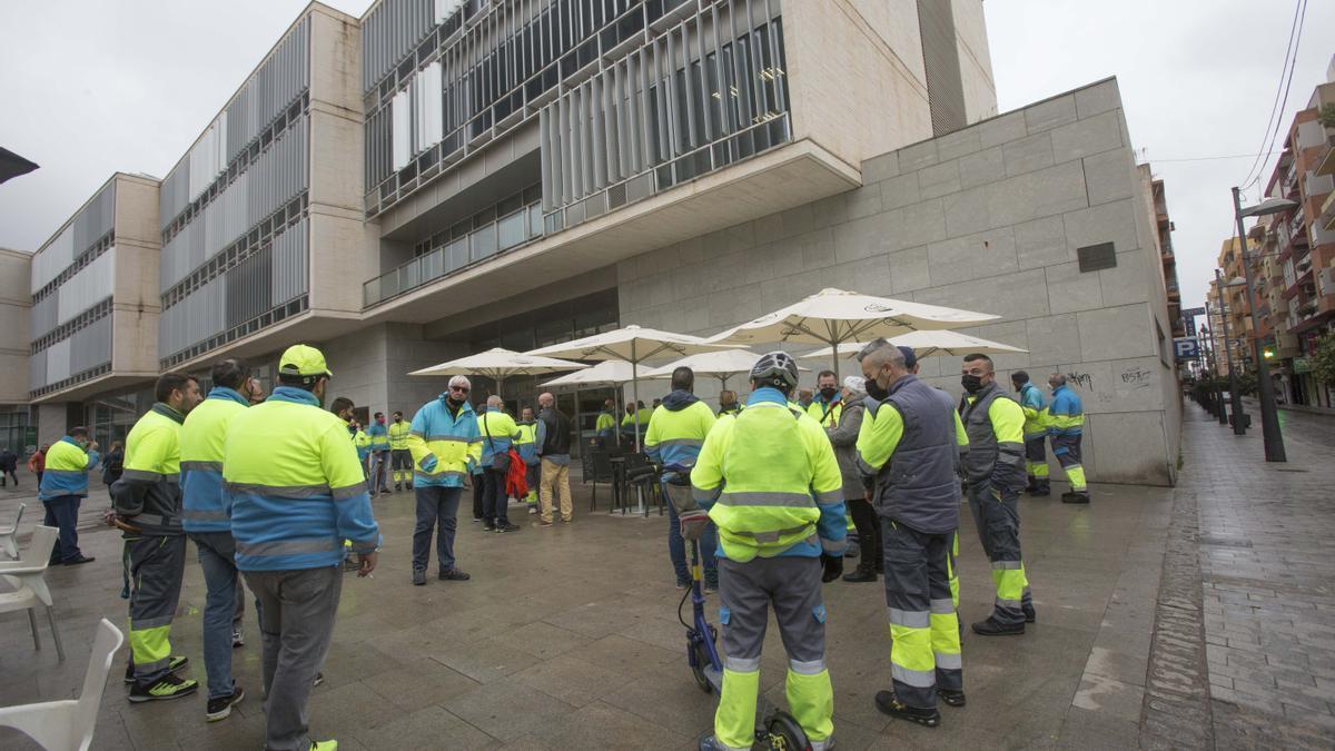 Trabajadores de la limpieza y recogida de basura en una protesta ante el Ayuntamiento el año pasado.