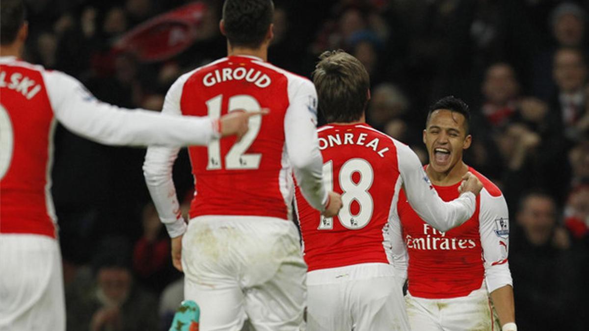 Alexis celebra el gol con sus compañeros