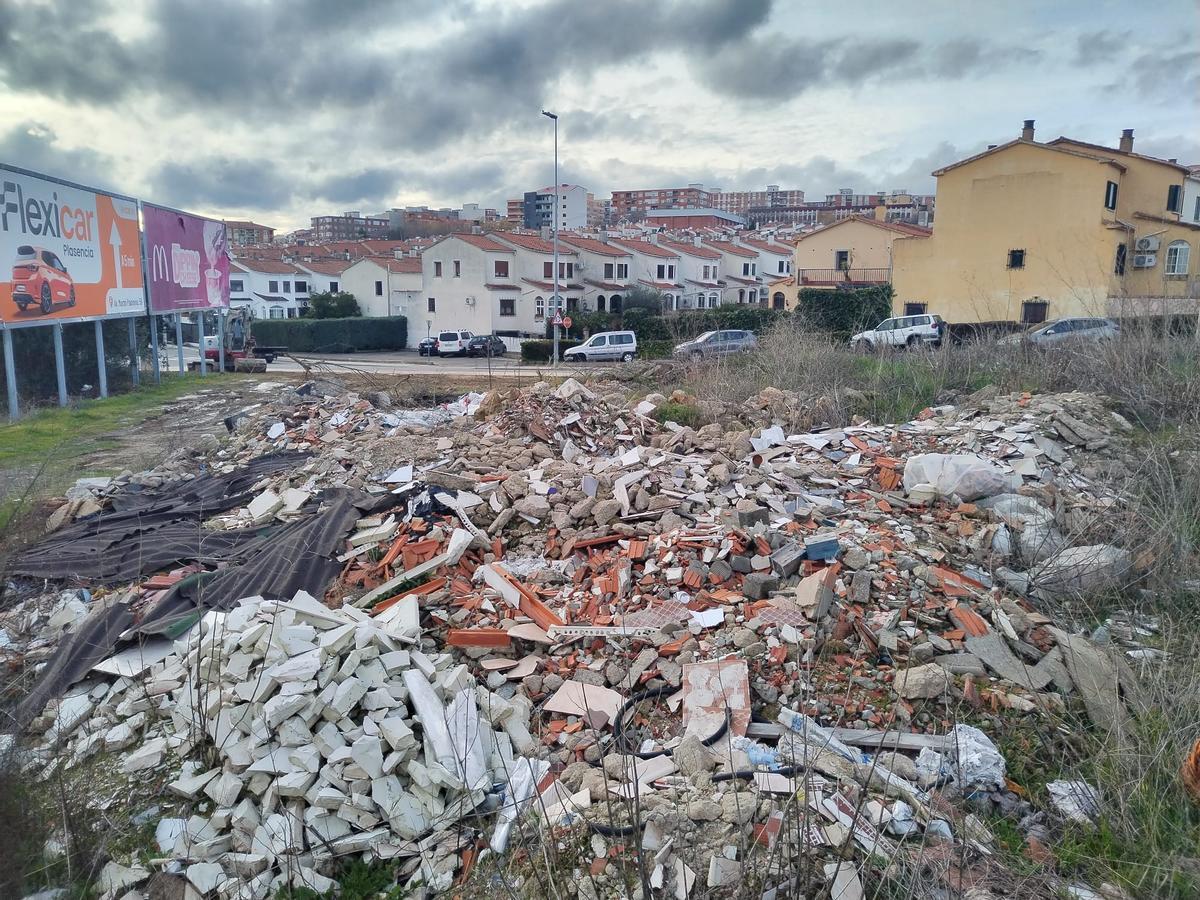 Una imagen de la escombrera ilegal ante Los Pitufos, en Plasencia.