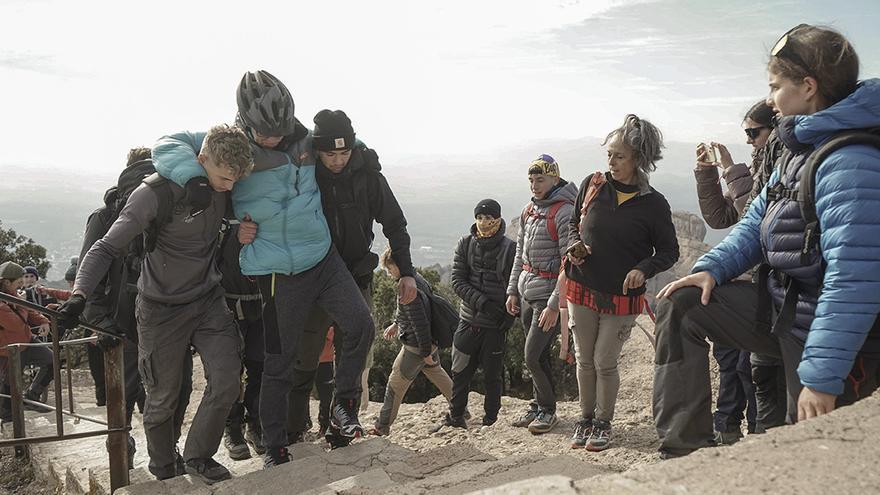 Jordi Fernández en el seu repte de pujar els últims esglaons de Sant Jeroni caminant