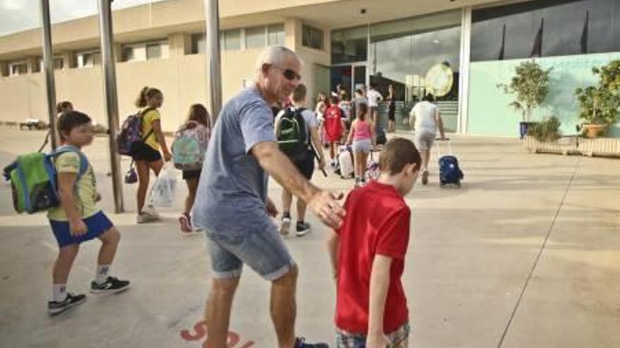 Acceso de los más pequeños al Colegio Mediterráneo de Pilar de la Horadada, el pasado viernes.