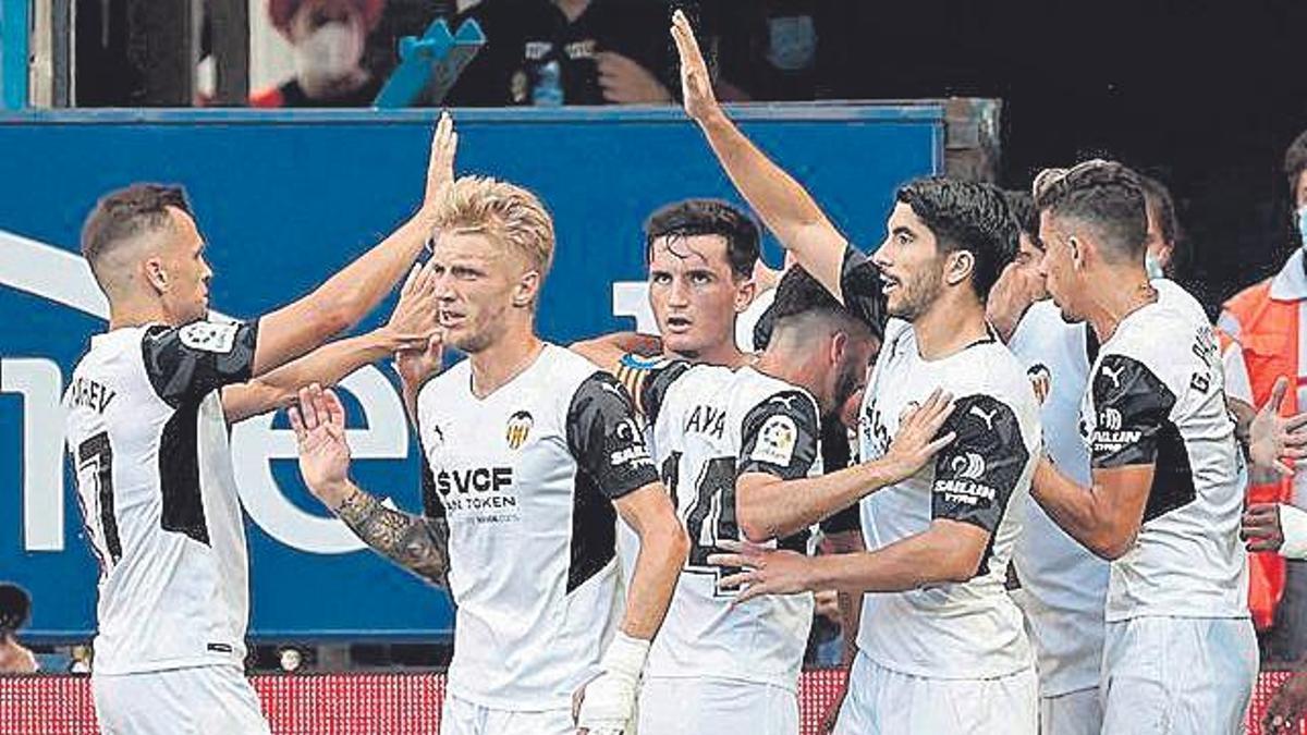 Los jugadores del Valencia celebran un tanto frente a Osasuna