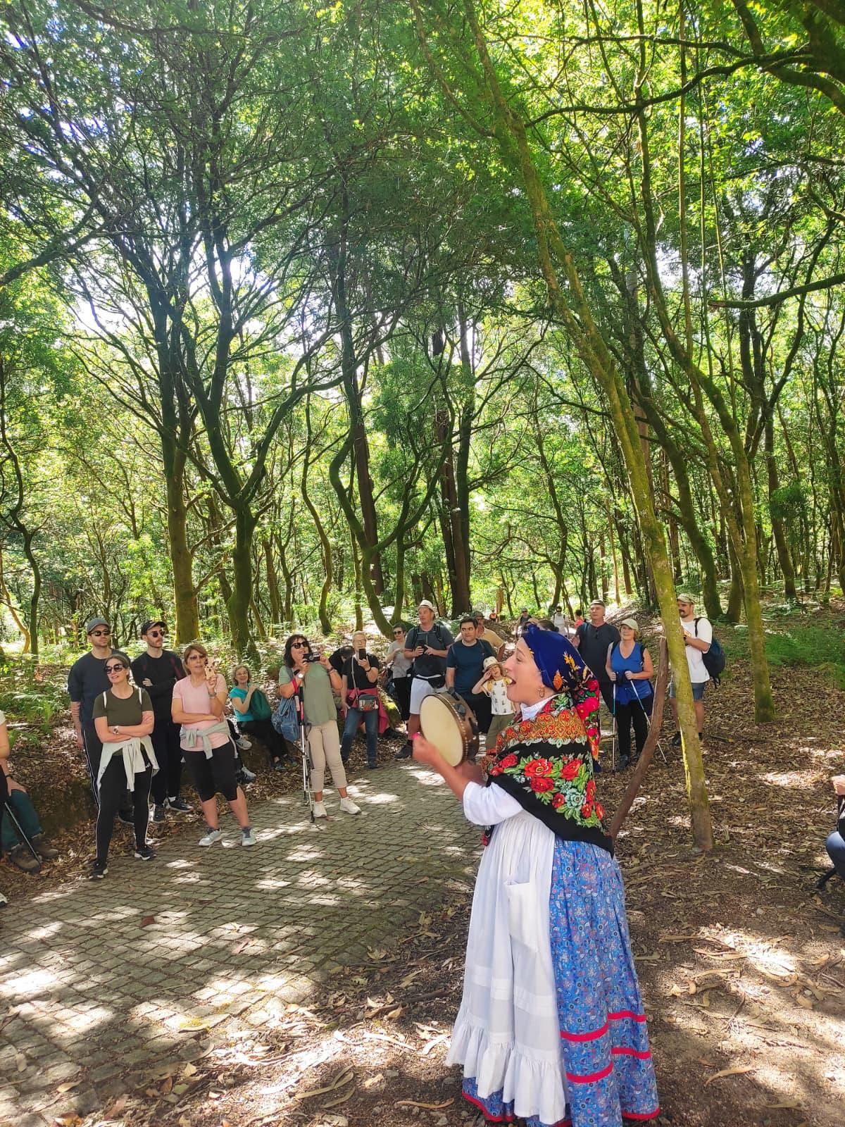 A regueifeira Lupe Blanco amenizando unha das paradas da andaina.