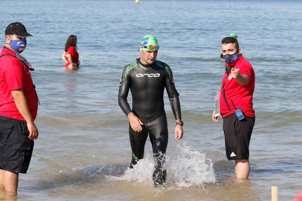 400 nadadores desafían a las aguas de Praia América. // Alba Villar